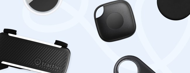 forskellige typer GPS-trackere uden abonnement på blå baggrund: AirTag, Tile, Samsung SmartTag, plus Tractive (med abonnement)